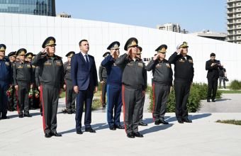 Müdafiə Nazirliyinin rəhbərliyi Şəhidlər xiyabanlarını və Zəfər parkını ziyarət edib -