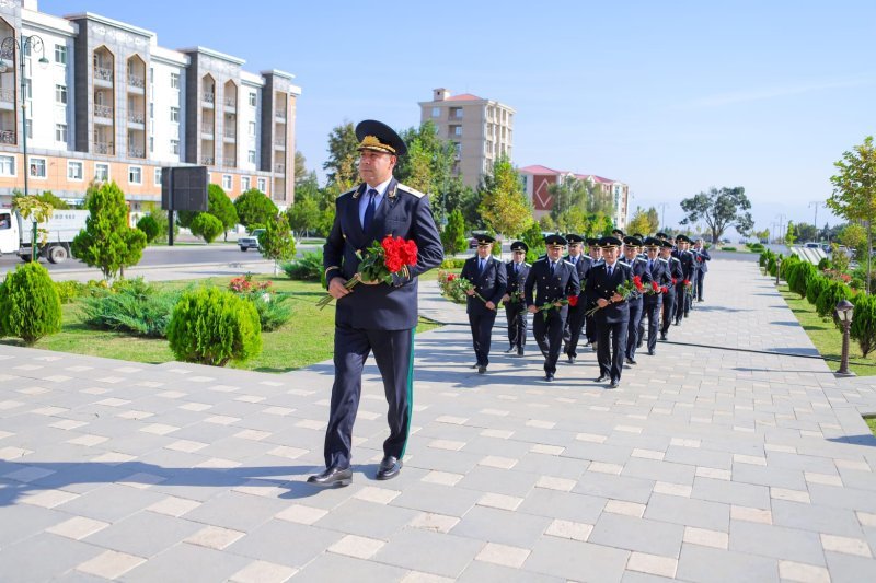Naxçıvan Prokurorluğunun kollektivi Zəfər abidəsini ziyarət edib -