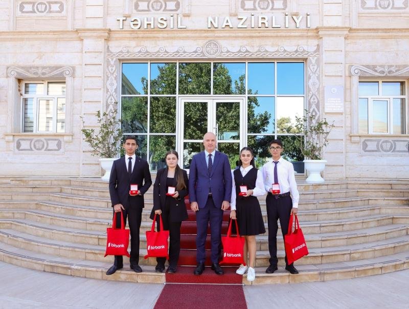 Naxçıvanda qızıl və gümüş nişanla təltif olunan məzunlarla görüş keçirilib