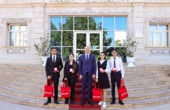 Naxçıvanda qızıl və gümüş nişanla təltif olunan məzunlarla görüş keçirilib
