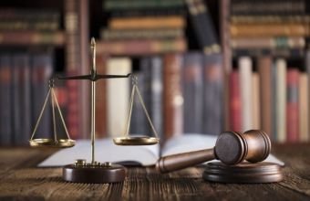 Şəxsin mənzil toxunulmazlığı hansı hallarda məhdudlaşdırıla bilər? -