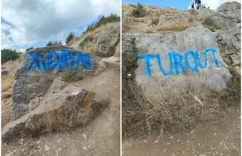 Şuşada bəzi turistlər qaya daşlarının üzərini yazıblar