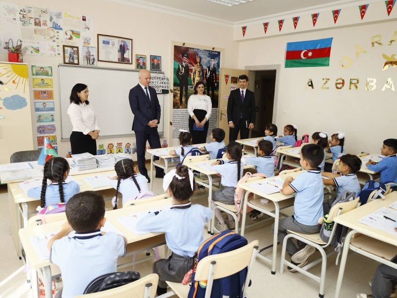 Təhsil naziri şəhid övladı ilə görüşüb -