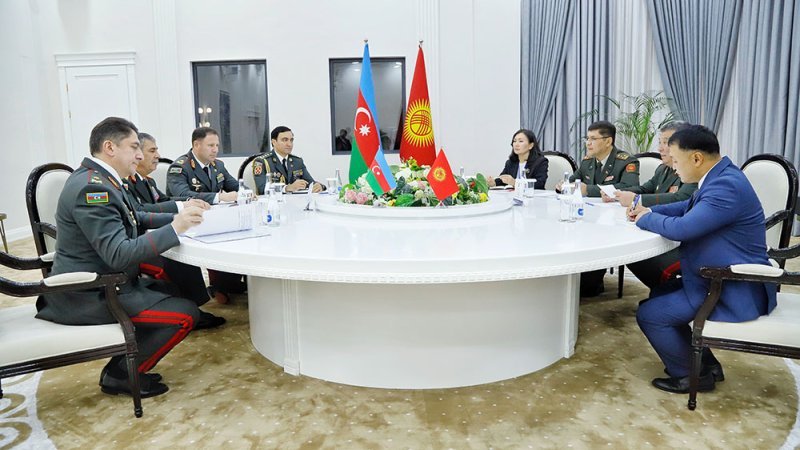 Azərbaycan müdafiə naziri qırğızıstanlı həmkarı ilə görüşüb