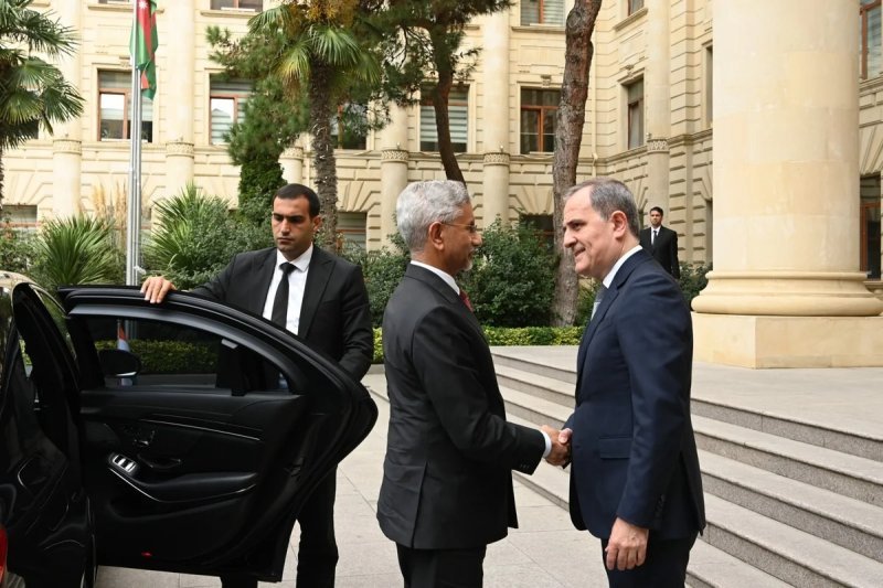 Ceyhun Bayramov Hindistanın xarici işlər nazirini qarşılayıb