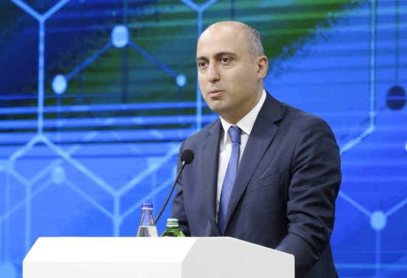 Emin Əmrullyev müəllimləri təbrik etdi