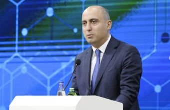 Emin Əmrullyev müəllimləri təbrik etdi