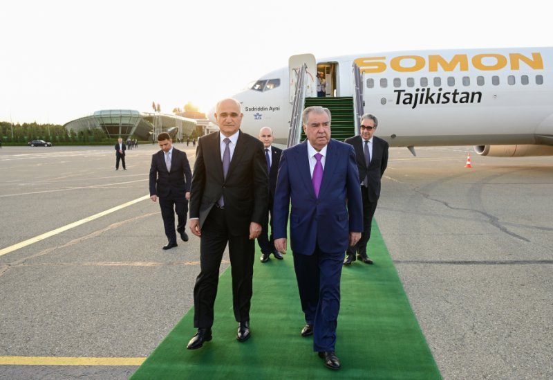 Emoməli Rəhmon Azərbaycanda səfərdədir