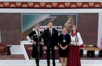 İlham Əliyev "Avaza" Kompleksində iştirakçı ölkələrin milli stendləri ilə tanış olub