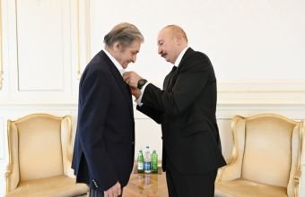 İlham Əliyev Fərhad Xəlilova "İstiqlal" ordenini təqdim edib