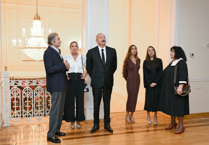 İlham Əliyev, Mehriban Əliyeva və ailə üzvləri sərgi ilə tanış olublar
