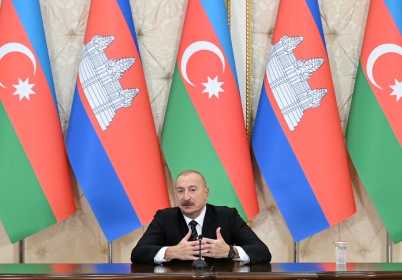 İlham Əliyev: Sovet dövründə Azərbaycanda kambocalı tələbələrin təhsil alması ənənəsini bərpa etmək lazımdır