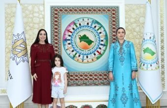 Leyla Əliyeva Arkadağ şəhərində Oğulcahan Atabayeva ilə görüşüb