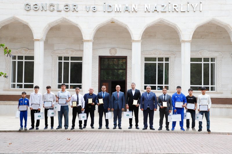 Məcid Seyidov beynəlxalq yarışlarda uğur qazanan Naxçıvan idmançıları ilə görüşüb -
