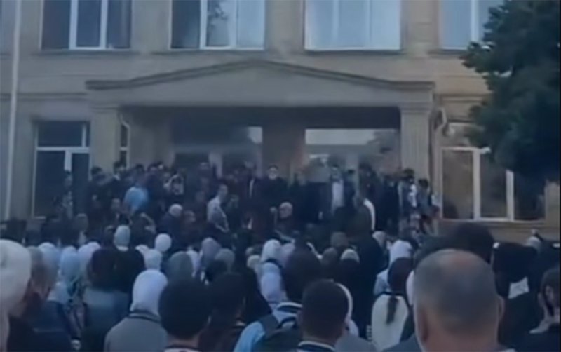 Məktəbli forması ilə bağlı qanunu pozan -