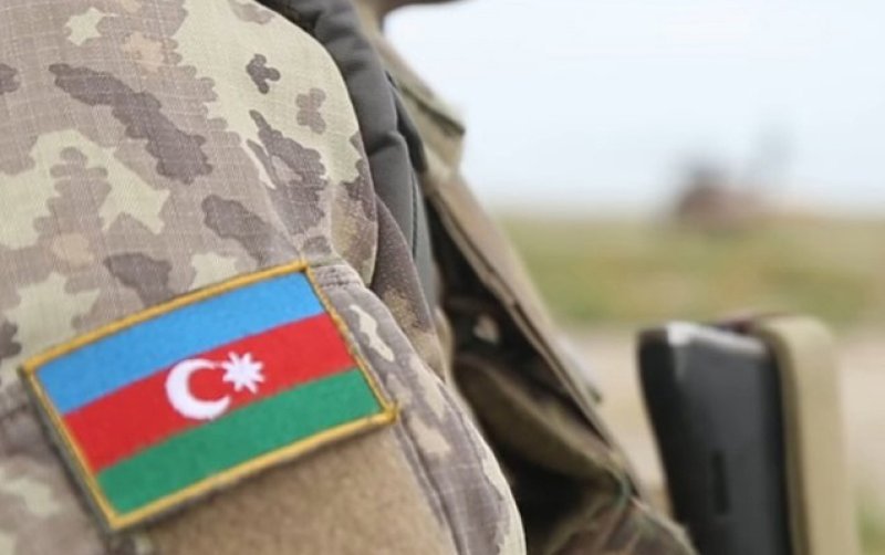 MM elmi dərəcəli hərbçilər üçün leytenant rütbəsində olma müddətinin azaldılmasını I oxunuşda qəbul edib