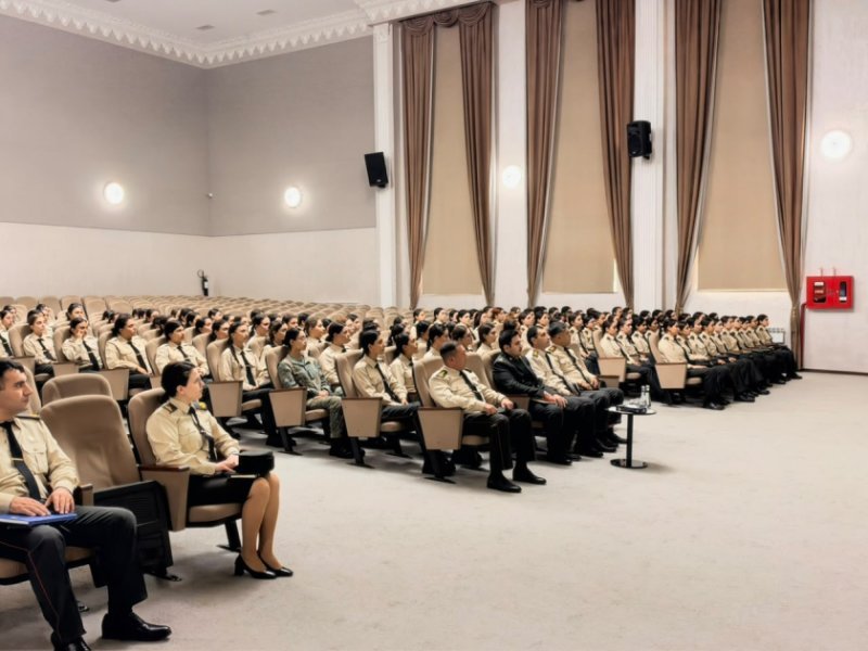 Qadın hərbi kursantlarla görüş olub