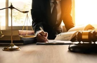 Qəbul edilmiş qərarın qanuni qüvvəyə minməsi necə müəyyən edilib? -