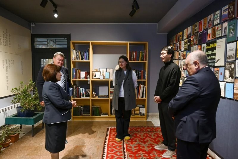 Sahibə Qafarova Bişkekdə Çingiz Aytmatovun ev-muzeyini ziyarət edib