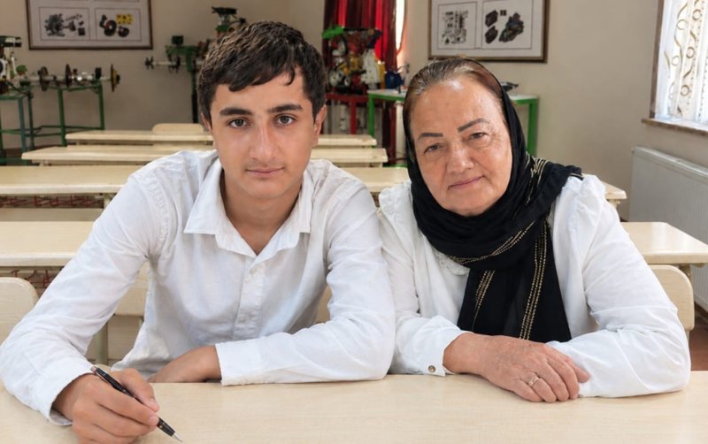 Şərurda 63 yaşlı nənə 16 yaşlı nəvəsi ilə eyni liseydə oxuyur