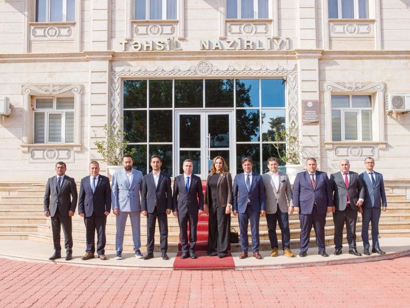 Təhsil Nazirliyində tekstil sahəsinin nümayəndələri və investorlarla görüş keçirib -