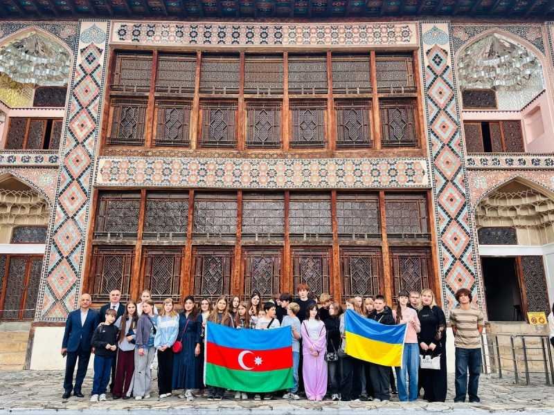 Ukraynalı uşaqların Azərbaycanın tarixi və görməli yerlərinə ekskursiyası təşkil edilib