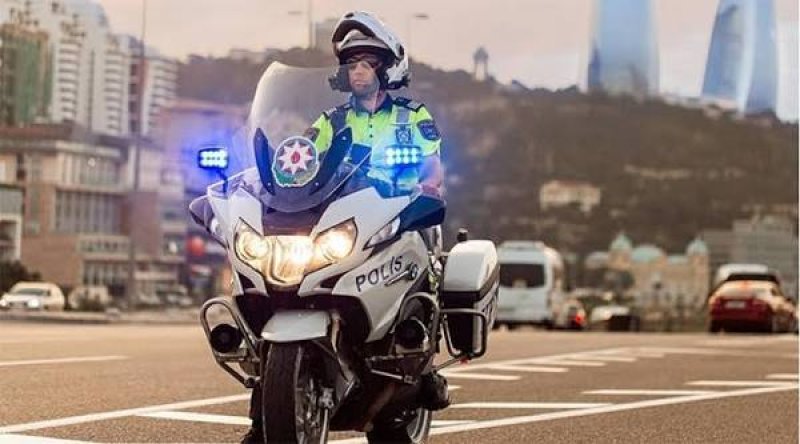 Yol polisi küləkli hava şəraiti ilə bağlı sürücülərə müraciət edib